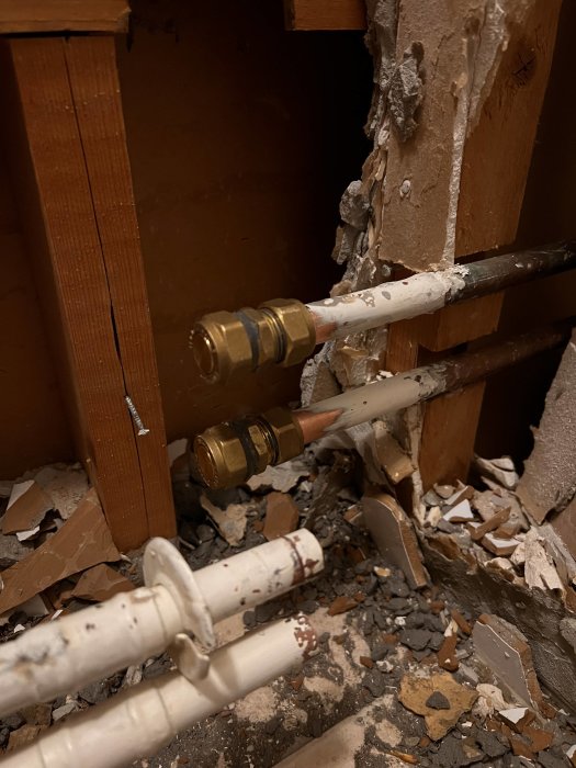 Rör och ventiler i öppen vägg, byggavfall, oavslutad rörinstallation eller renovering, inomhus.