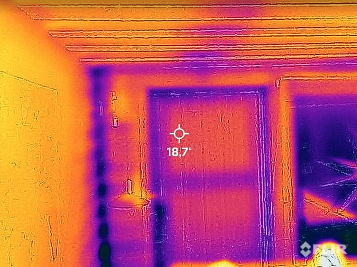 Termisk bild. Värmekarta. Temperaturmätning. Lila, orange, gult färgspektrum. 18,7 grader Celsius i fokus.