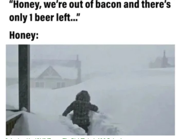 Person i tjock jacka skyndar sig genom djup snöstorm, humoristisk bildtext överst.
