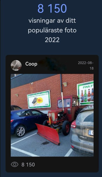 Skärmdump av sociala medier, inlägg visande traktor med snöplog på parkeringsplats under sommaren.