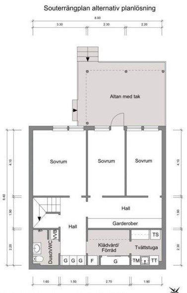 Svartvit planritning av en bostad med tre sovrum, hall, garderober, och altan.