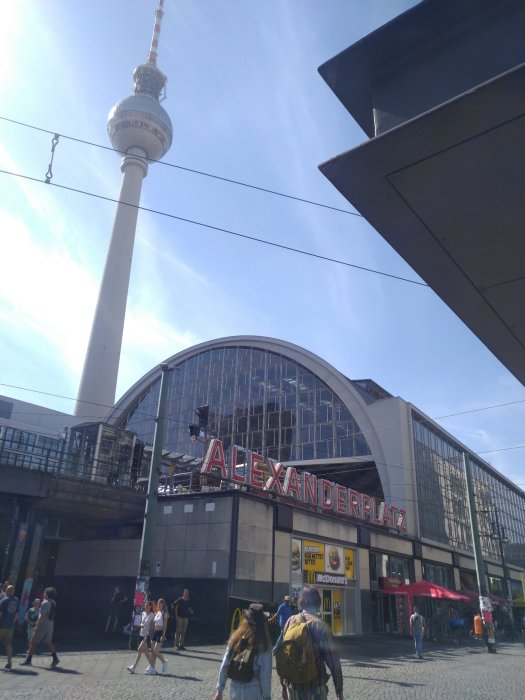 Alexanderplatz station, Berliner Fernsehturm, människor, soligt, klar himmel, stadsmiljö, modern arkitektur, glasfasad.
