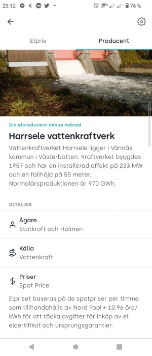 Vattenkraftverk, vatten strömmar genom öppningar, grön vegetation, informationsutdrag om anläggningen och elpriser.