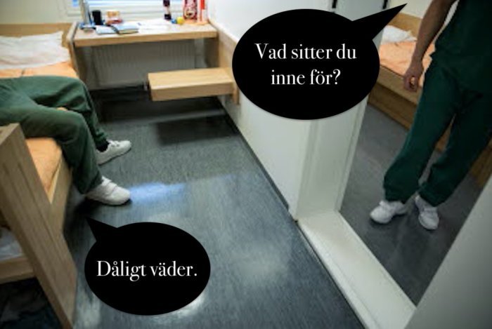 Två figurer i en cell med pratbubblor som skämtar om anledningen till fängelsevistelse.