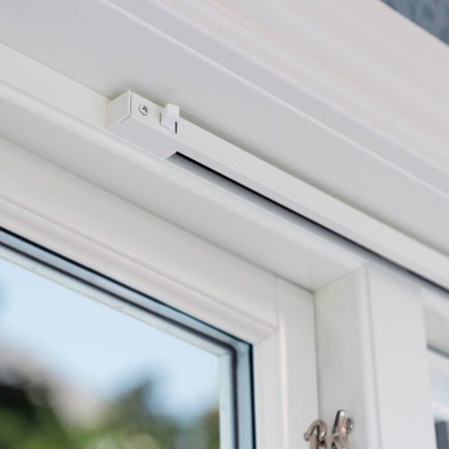 Vitt fönster med öppet magnetkontakt larmsensor, modern design, säkerhetsteknik för hemmet.