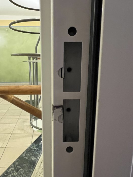 En dörrkarm med förberedelser för låshus och gångjärn, utan installerade dörrhandtag eller lås.