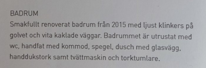 Text beskriver renoverat badrum från 2015 med ljusa klinkers, vita kaklade väggar, wc, handfat, spegel, dusch.