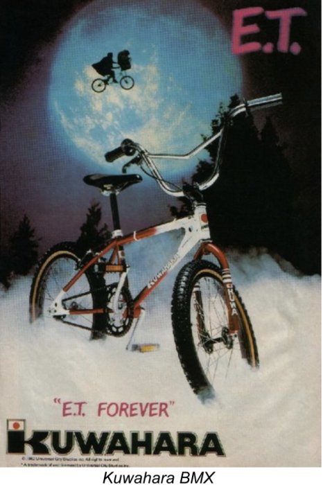 BMX-cykel, E.T.-filmtitel, månebakgrund, silhouett av flygande cykel, snö, "Kuwahara" logotyp, "E.T. FOREVER".