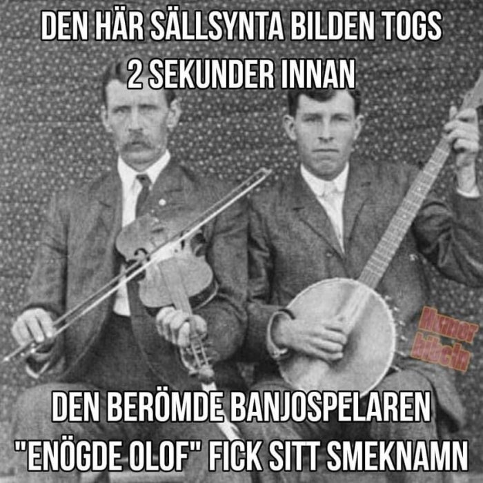 Svartvit bild, två män med fiol och banjo, humoristisk text, gammal stil.