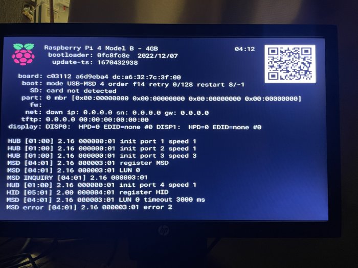 En skärm visar diagnostisk startdata från en Raspberry Pi med felmeddelanden och QR-kod uppe till höger.