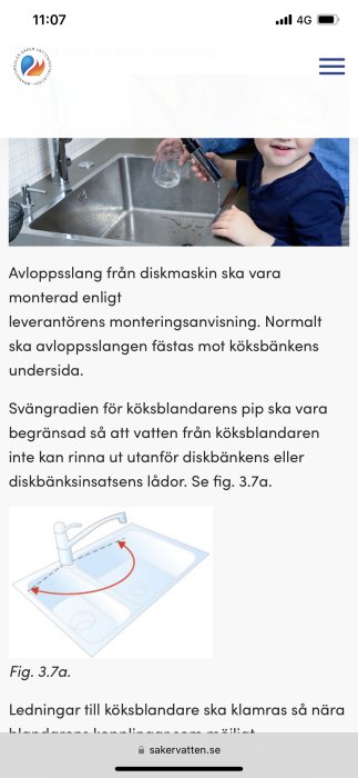 Barn vid köksvask, instruktion för säker installation av diskmaskinsavloppsslang, begränsad svängrad för köksblandare.