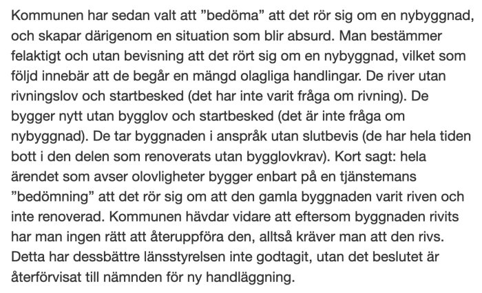 Svensk text diskuterar kommunens absurda hantering av nybyggnad utan bygglov och rivningslov, bjuder in rättslig följd.