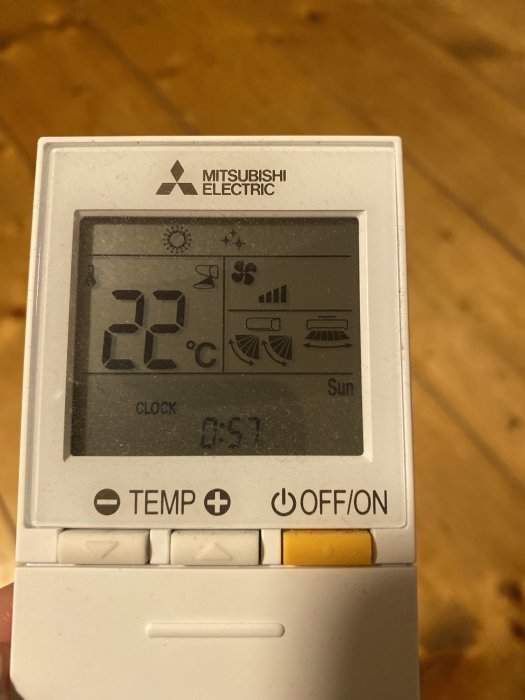 Mitsubishi Electric fjärrkontroll visar temperatur, ikoner och tid, troligen för värme-/luftkonditioneringsenhet.