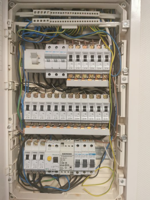 Elskåp med säkringar och brytare, kablar, Siemens märken, installationsutrustning för elektrisk distribution.