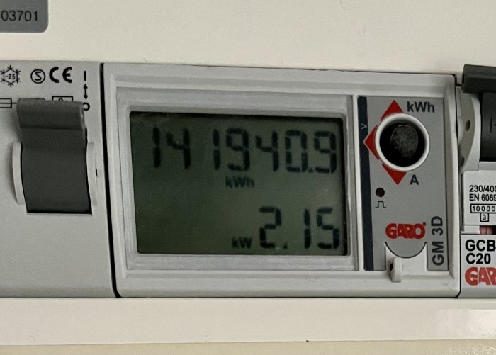 Elmätare visar förbrukade kilowattimmar och aktuell effekt i kilowatt.