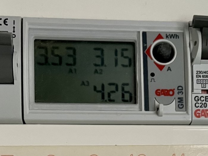 Elmätare som visar energiförbrukning i kilowattimmar, LCD-skärm, tre läsningar, märke Garo.