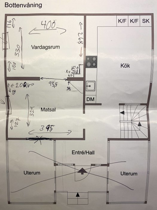 Planritning över en bottenvåning med vardagsrum, kök, matsal, entré och två uterum. Handskrivna mått och anteckningar syns.