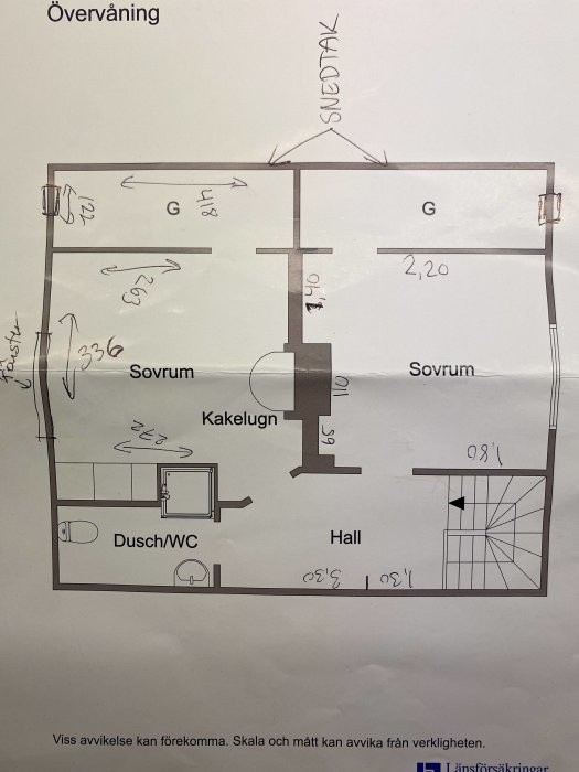 Ritning övervåning hus med sovrum, kakelugn, hall och dusch/WC. Handskrivna anteckningar och måttenheter synliga.