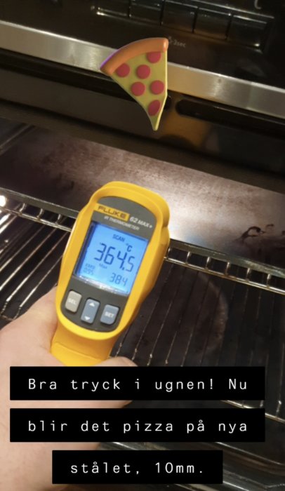 Infraröd termometer visar 364,5 °C. Förberedelse för pizza, humoristisk pizzamagnet på ugn.