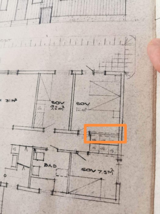 Arkitektonisk ritning av en byggnadsplan med markerat område; innehåller mått och rum beteckningar.