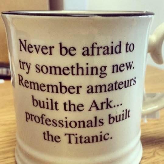 Kopp med inspirerande text om amatörer, Ark, proffs och Titanic.