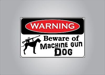 Skylt med varningstext, röd oval, silhuett av hund med kulspruta, humoristisk tone, svartvit röd färgsättning, "Machine gun Dog".