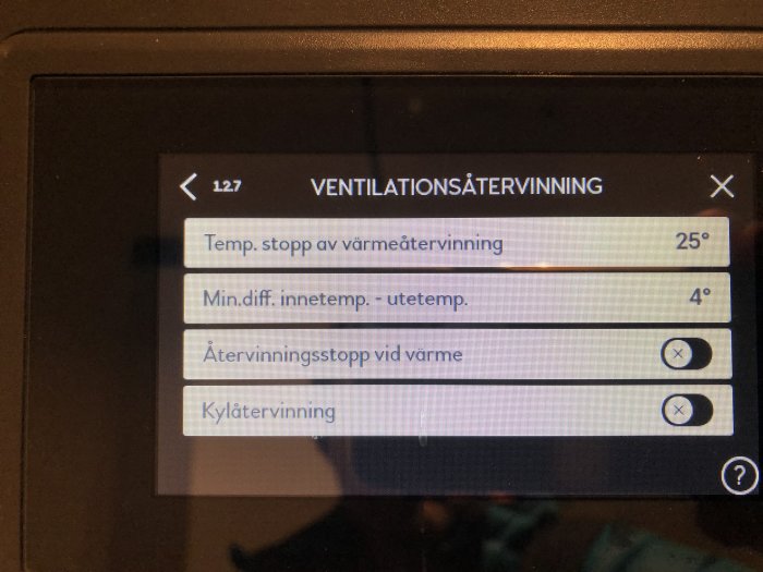 Digital display visar inställningar för ventilation och värmeåtervinning på svenska, med temperaturvärden och reglage.