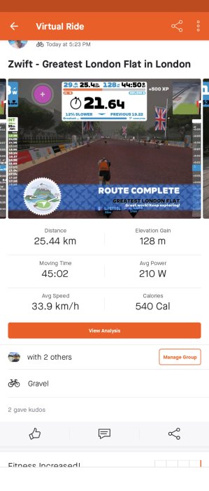 Skärmdump av en virtuell cykelaktivitet i Zwift-appen, med distans- och prestationsdata visade.