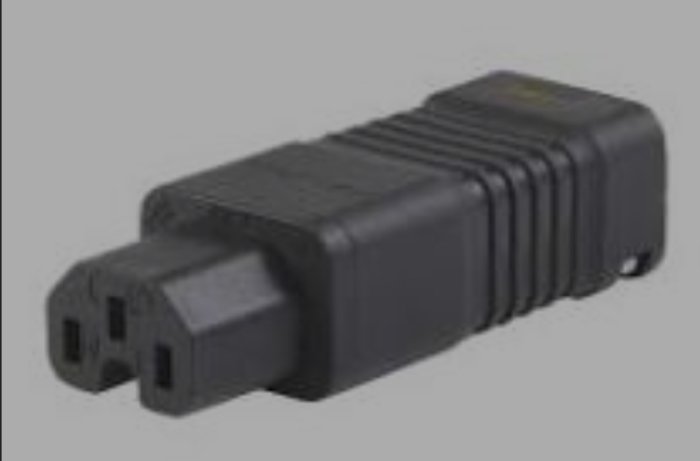 Svart IEC C13 till C14 förlängningsadapter för elektrisk strömkabel.