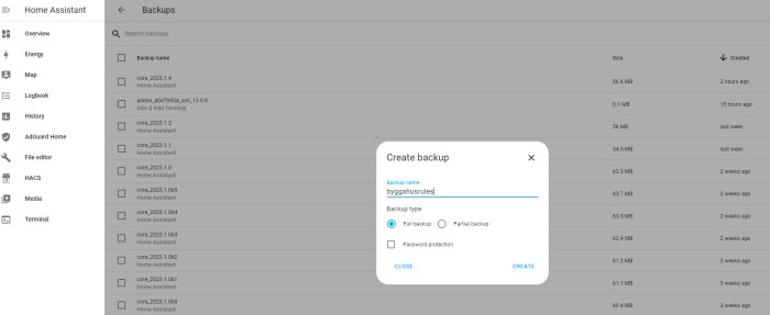 Skärmdump av Home Assistant, skapa backup-dialog, backuplista och åtgärdsfält.
