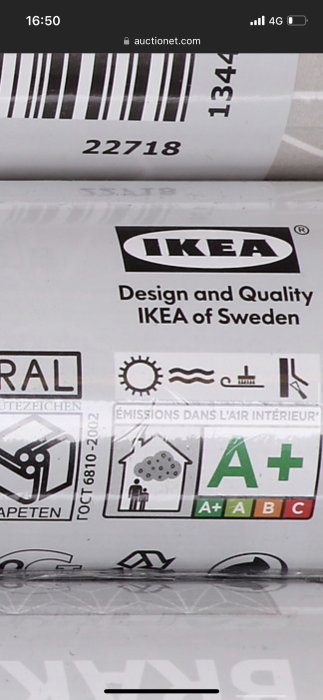 IKEA-produktemballage, kvalitetsikringsikoner, miljömärkning, A+ luftkvalitetsbetyg.