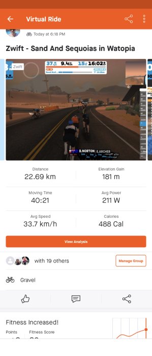 Skärmdump av en virtuell cykeltur i Zwift-appen: sträcka, tid, hastighet, kaloriförbrukning och klättring höjddata visas.