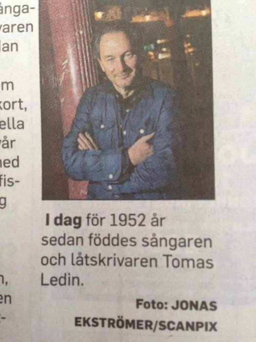 Man i jeansjacka korsar armarna och ler, i en artikel om födelsedag.