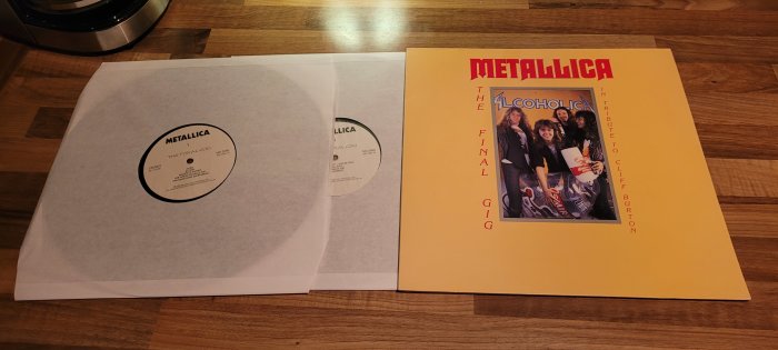 Metallica vinylskivor, omslag, "The Final Gig", hyllning till Cliff Burton, träyta, inomhusbelysning.