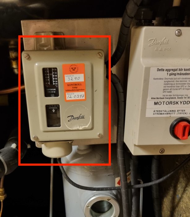 Industriella kontrollenheter, Danfoss temperatur- och differenstrycksmätare, instruktionsetikett, kablar, orange markering.