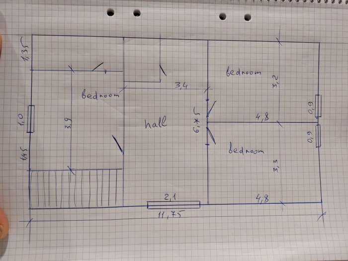 Handritad skiss av bostadsplan med tre sovrum, hall och måttangivelser på rutat papper.