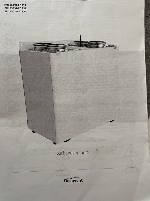 Bild på ventilationsaggregat, möjligen ur en manual, med text och diagram, svartvitt foto.