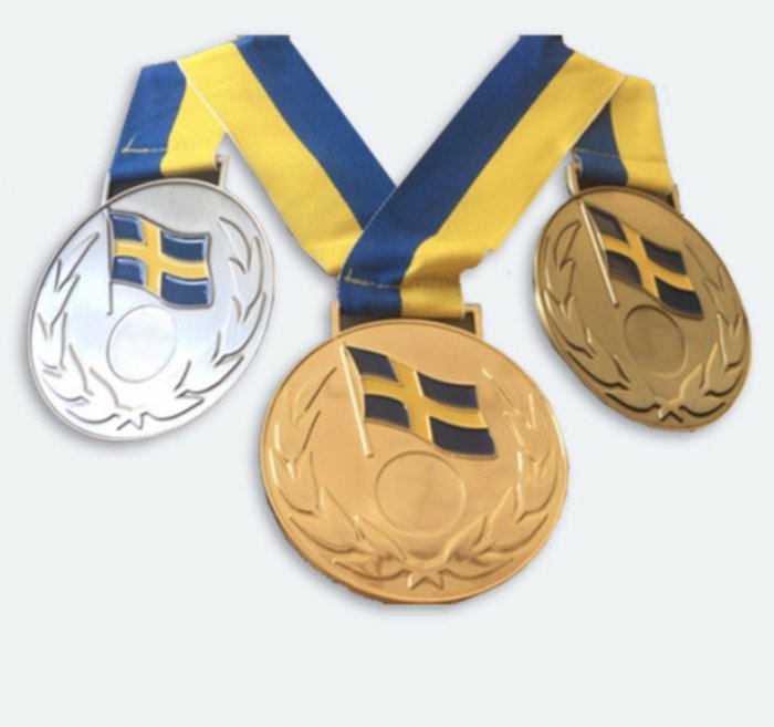 Tre medaljer med blågula band, en guld, en silver och en brons, lagerkrans och flaggmärke.