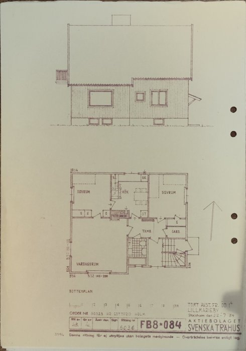 Arkitekturritning av hus, fasad och bottenvåningsplan, text på svenska, äldre stil, perforerade hål för pärm, papper.