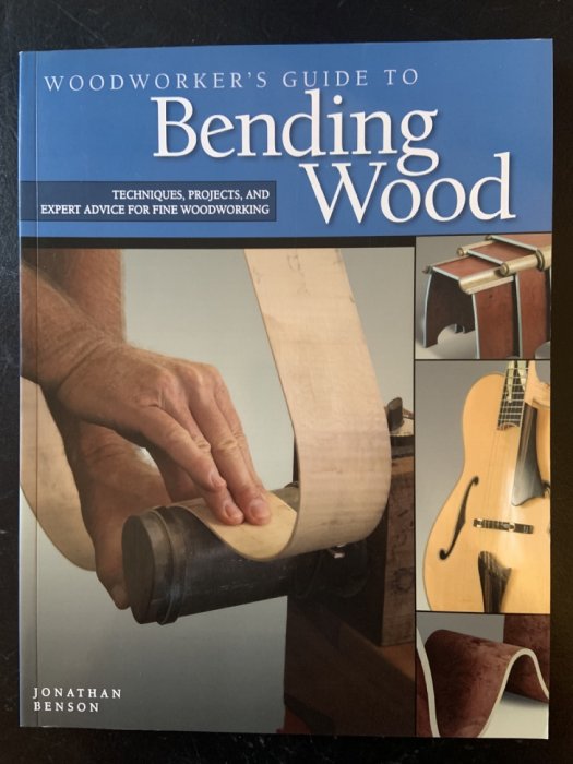 Bokomslag, "Woodworker's Guide to Bending Wood," träbearbetningstekniker, händer böjer trä, instrumentbilder.