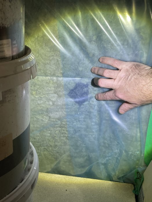 Hand vid vatteninstallation med solstrålar som reflekteras genom vattentryck. Transparent, skuggspel, teknik, naturfenomen.