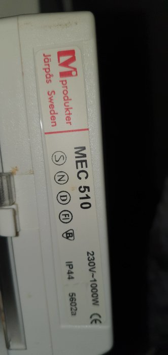 Närbild på etikett, MEC 510, Jarps produkter, 230V-1000W, IP44, CE-märkning, vit plast, teknisk information, Sverige.