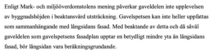 Svartvit textutdrag om byggnadshöjd och fasadens påverkan på upplevelse enligt juridisk bedömning.