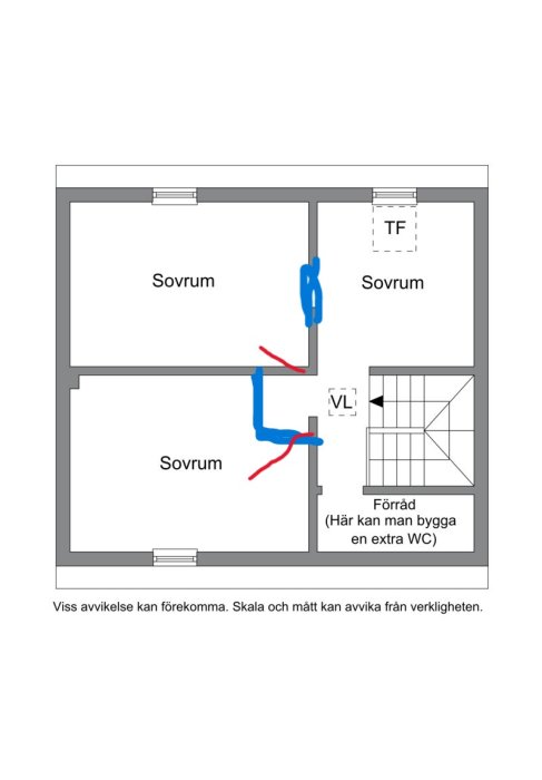 Planritning av lägenhet med tre sovrum, förråd, potentiell WC-plats, markerade rörledningar. Text på svenska, skala kan avvika.