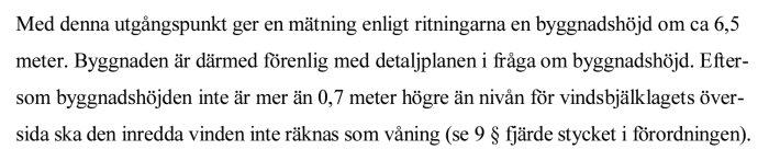 Text om byggnadshöjd enligt ritningar och detaljplan, relation till vindbielagets höjd, och regler om vindsutrymmen.