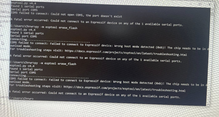 Datorskärm visar felmeddelanden om anslutningsproblem till en Espressif enhet via serieport.