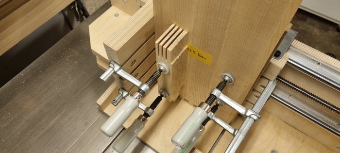 Träbit i skruvstycken vid snickeriarbete, verktyg för fastklämning, arbetsbänk, precision, hantverk.