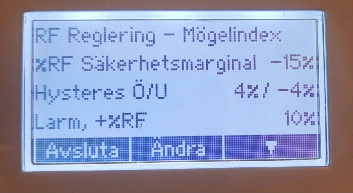 LCD-display visar text på svenska: inställningar för RF-reglering, säkerhetsmarginal, hysterestal, larmgräns med procentvärden.
