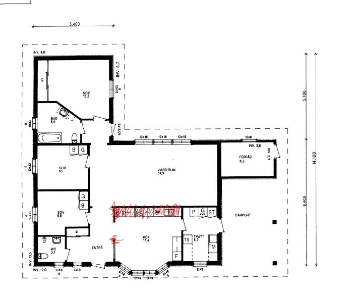 Ritning av husplan, inkluderar sovrum, kök, vardagsrum, badrum, entré och carport.