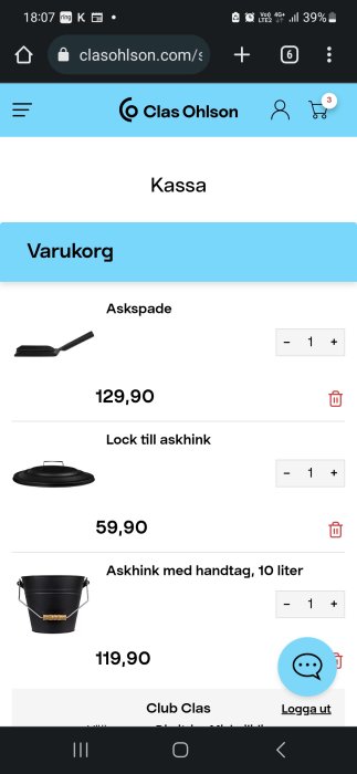 En varukorg på Clas Ohlson webbsida med askspade, lock och askhink listade.